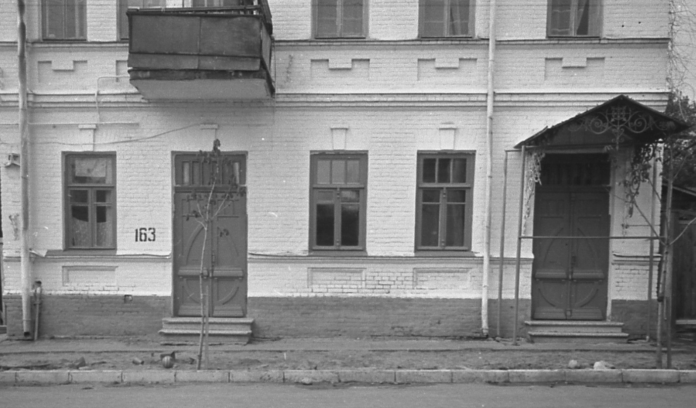 Так выглядел фасад здания на улице Октябрьской в советские годы