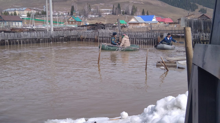 В Башкирии затопило еще одно поселение. Спасатели присылают тревожные видео с места событий