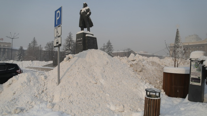 Замглавы Красноярска Логинов объяснил, почему улицы завалены снегом