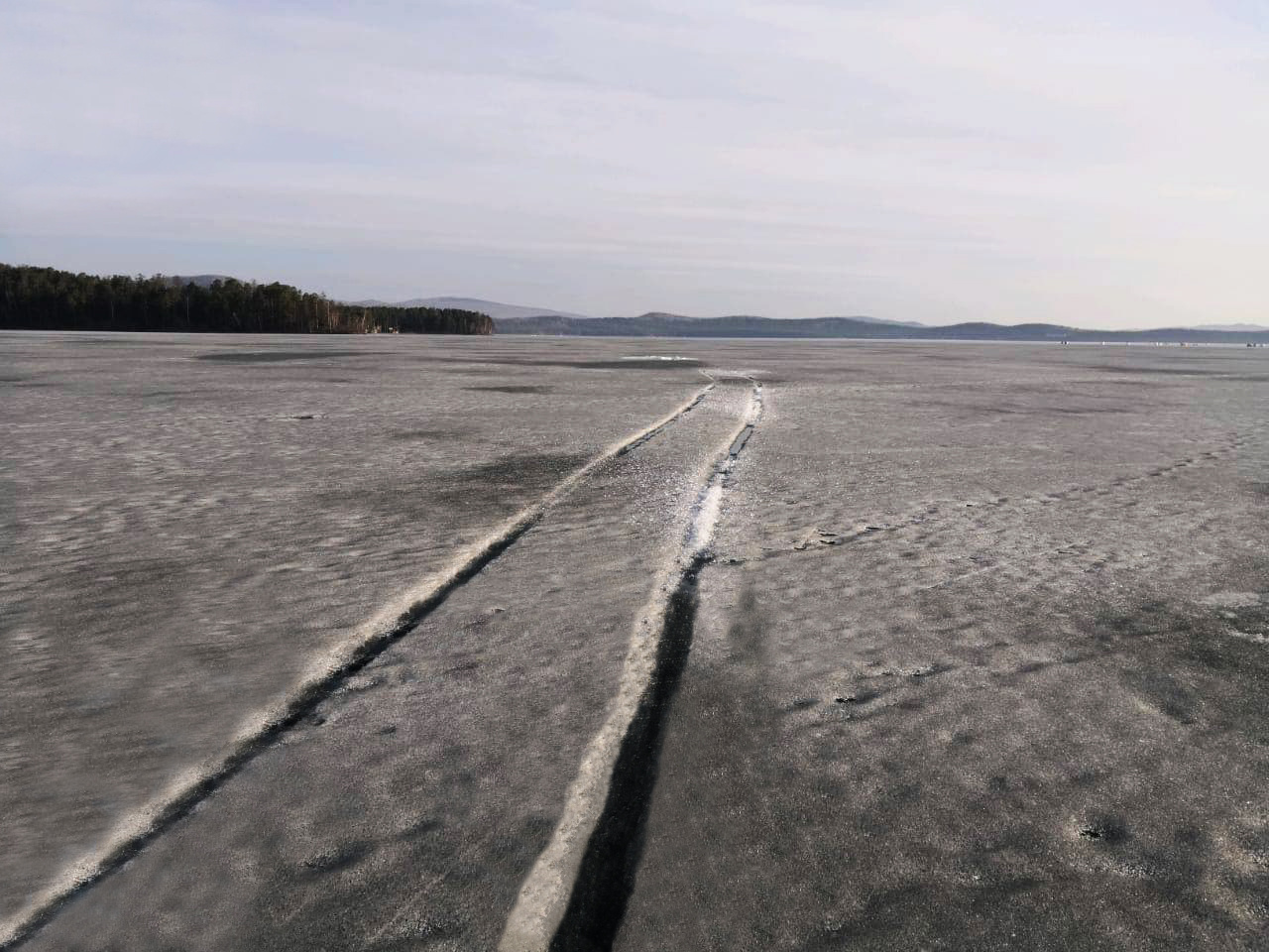 Сотрудники МЧС говорят, что лед уже как многослойный пирог — вперемешку с водой