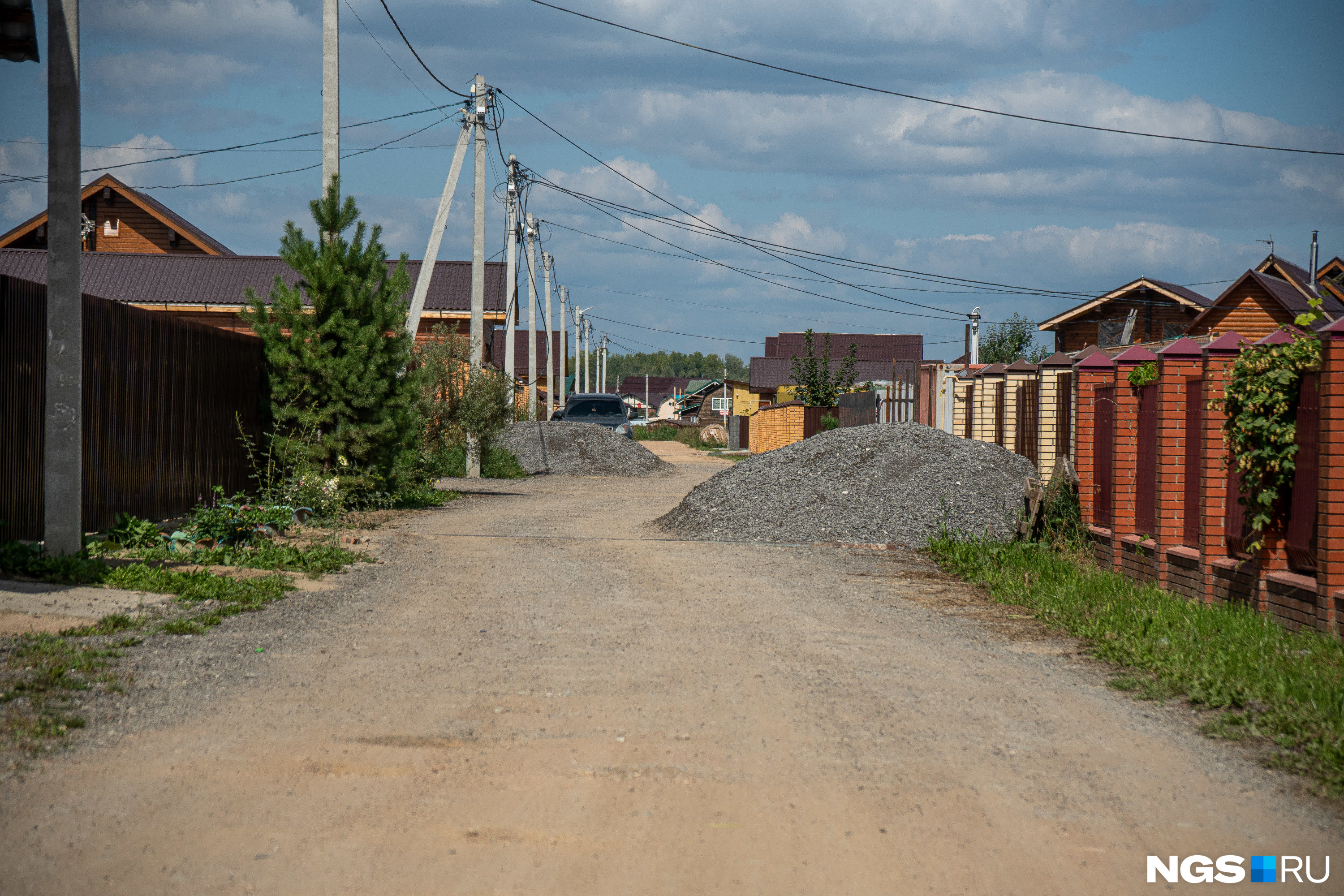В краснояровских дачных поселках всё отлично с дорогами: в «Транспортнике» в этом году обновляют щебеночное покрытие...