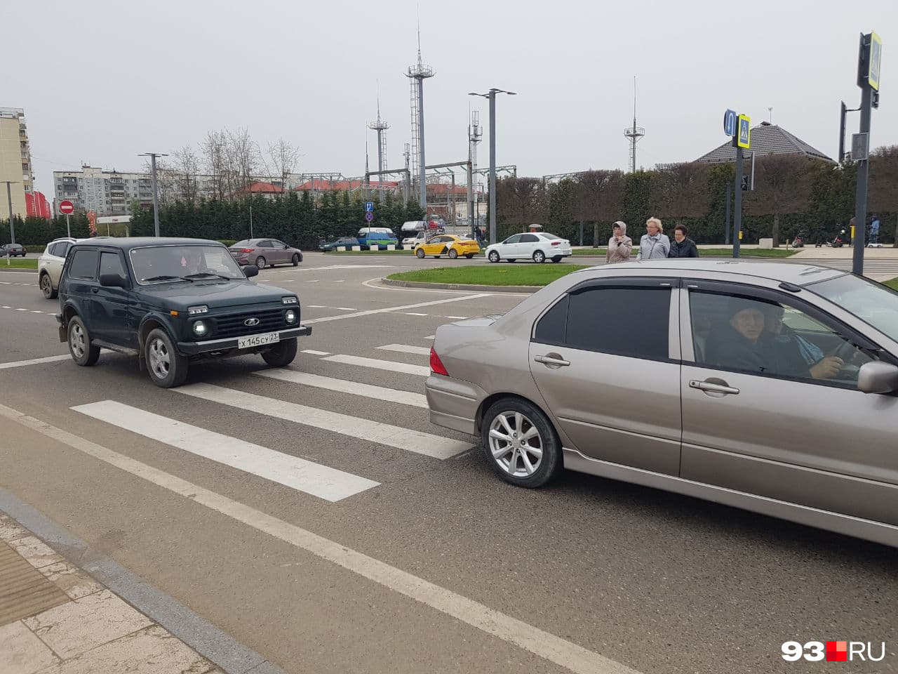 Сейчас зарплата маршрутчиков зависит от числа пассажиров, именно поэтому они устраивают гонки за право быстрее подъехать к остановкам Сейчас зарплата маршрутчиков зависит от числа пассажиров, именно поэтому они устраивают гонки за право быстрее подъехать к остановкам
