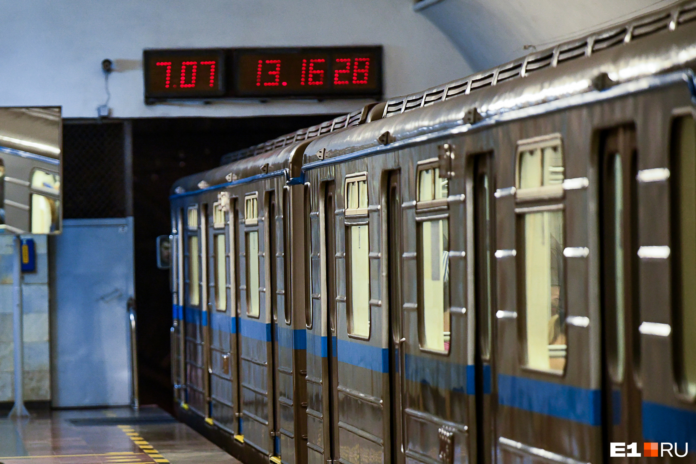 В Екатеринбурге под поезд метро попала девушка, «Площадь 1905 года» - 1  ноября 2021 - e1.ru