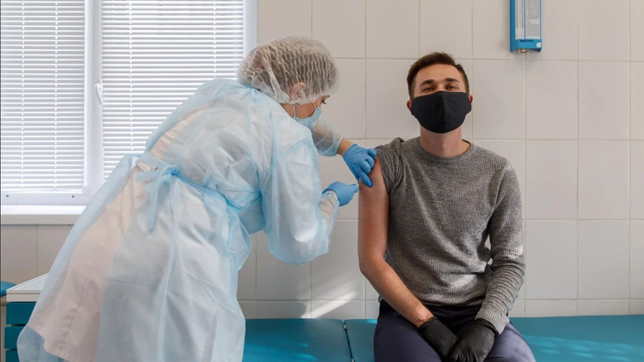 Антиваксеры против чипанутых: привитый журналист — о массовой вакцинации и тумане в головах