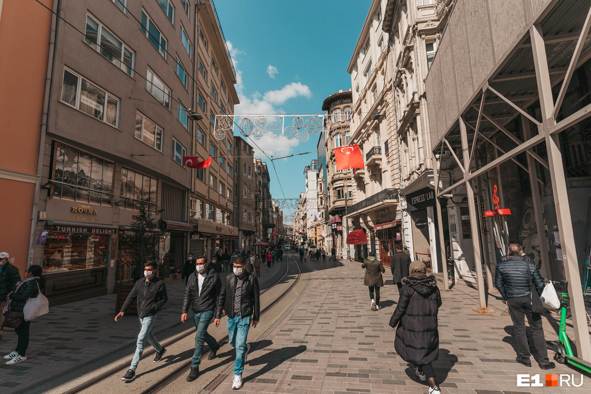 Главная пешеходная и туристическая улица Стамбула — Истикляль
