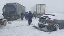 Шесть машин столкнулись на заснеженной трассе в Ростовской области, погибли два человека