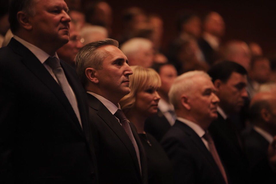 На официальной церемонии инаугурации Ольга Моор стояла чуть поодаль