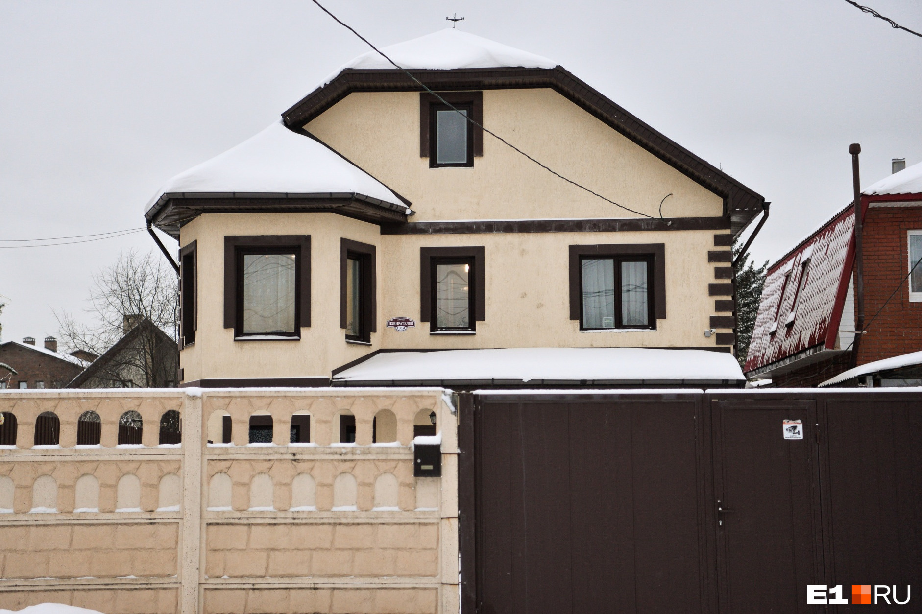Собственники не готовы продавать свои дома застройщику, но и жить среди новостроек тоже не хотят Собственники не готовы продавать свои дома застройщику, но и жить среди новостроек тоже не хотят