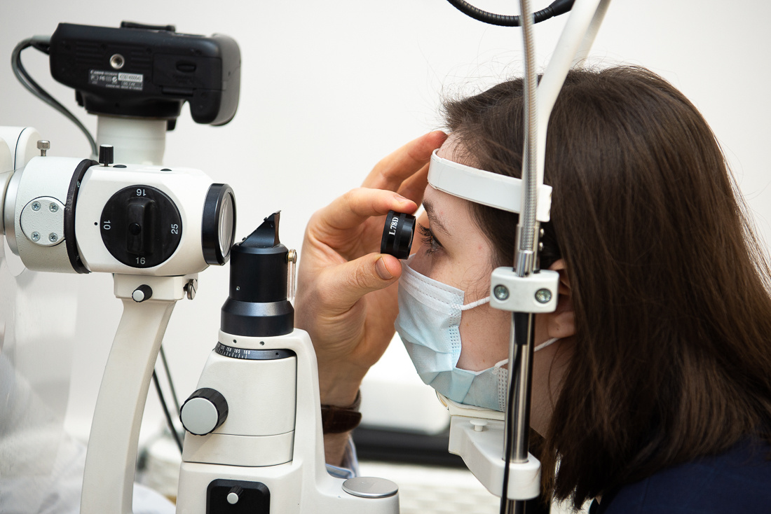 Аппарат для лазерной коррекции зрения цена. Лазерная коррекция зрения Екатеринбург Микрохирургия глаза. Лазерная коррекция ЕКБ. Со скольки лет делается лазерная коррекция зрения у детей. В Ижевске виды коррекции зрения.