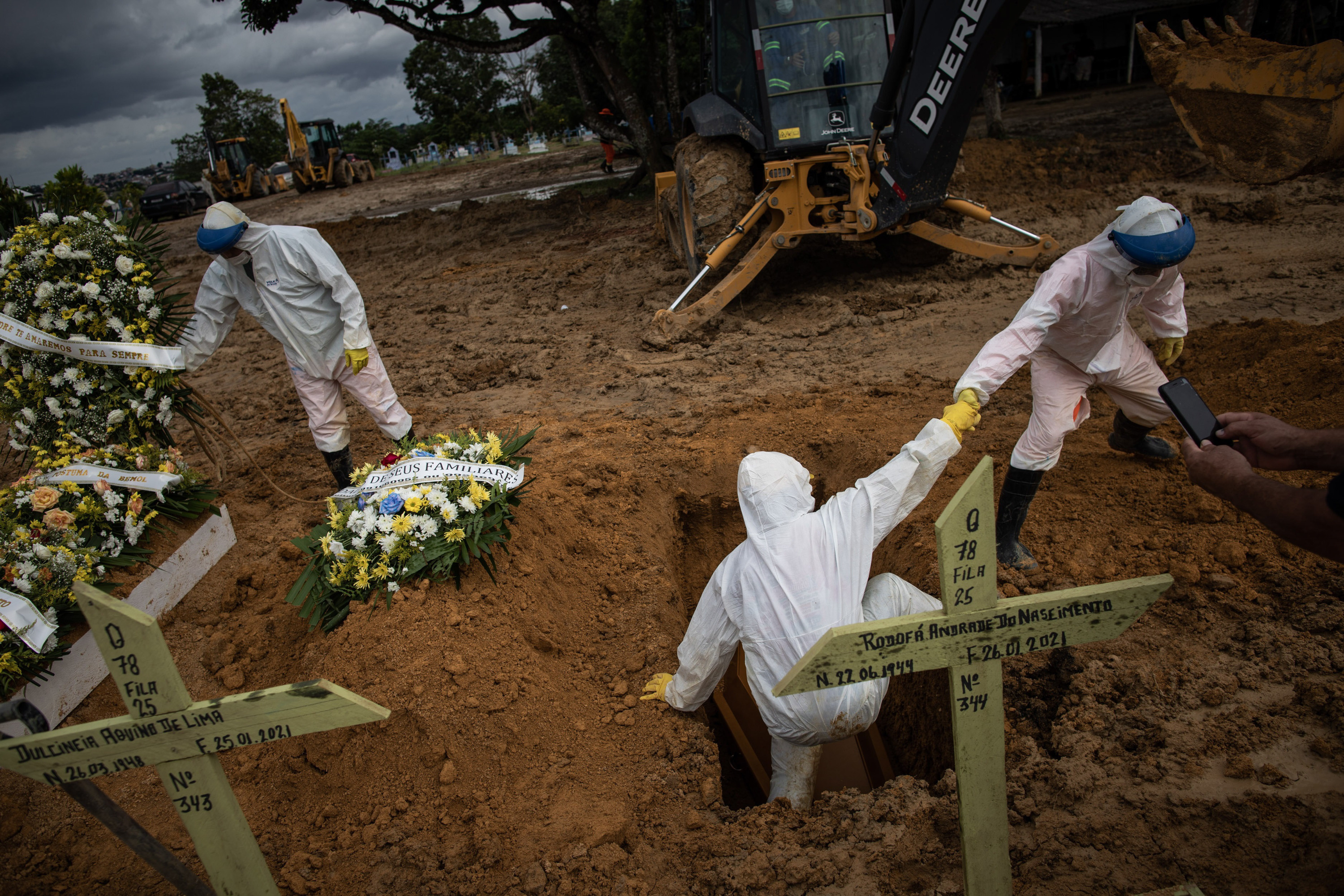 Похороны жертв COVID-19 в бразильском Манаусе, январь 2021 года