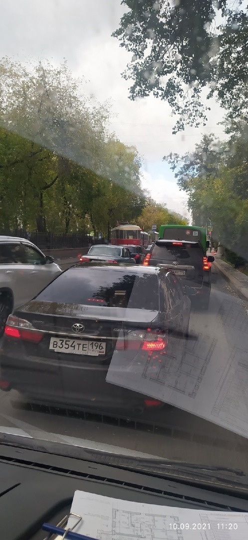 Движение трамваев по Ленина остановлено, автомобильный трафик затруднен, образовалась пробка Движение трамваев по Ленина остановлено, автомобильный трафик затруднен, образовалась пробка