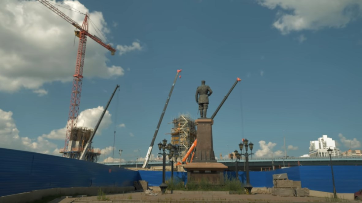 Пробираться к памятнику Александру III блогерам пришлось по обломкам Пробираться к памятнику Александру III блогерам пришлось по обломкам