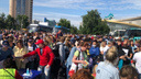Сотни людей собрались возле новосибирского цирка, чтобы пройти медосмотр