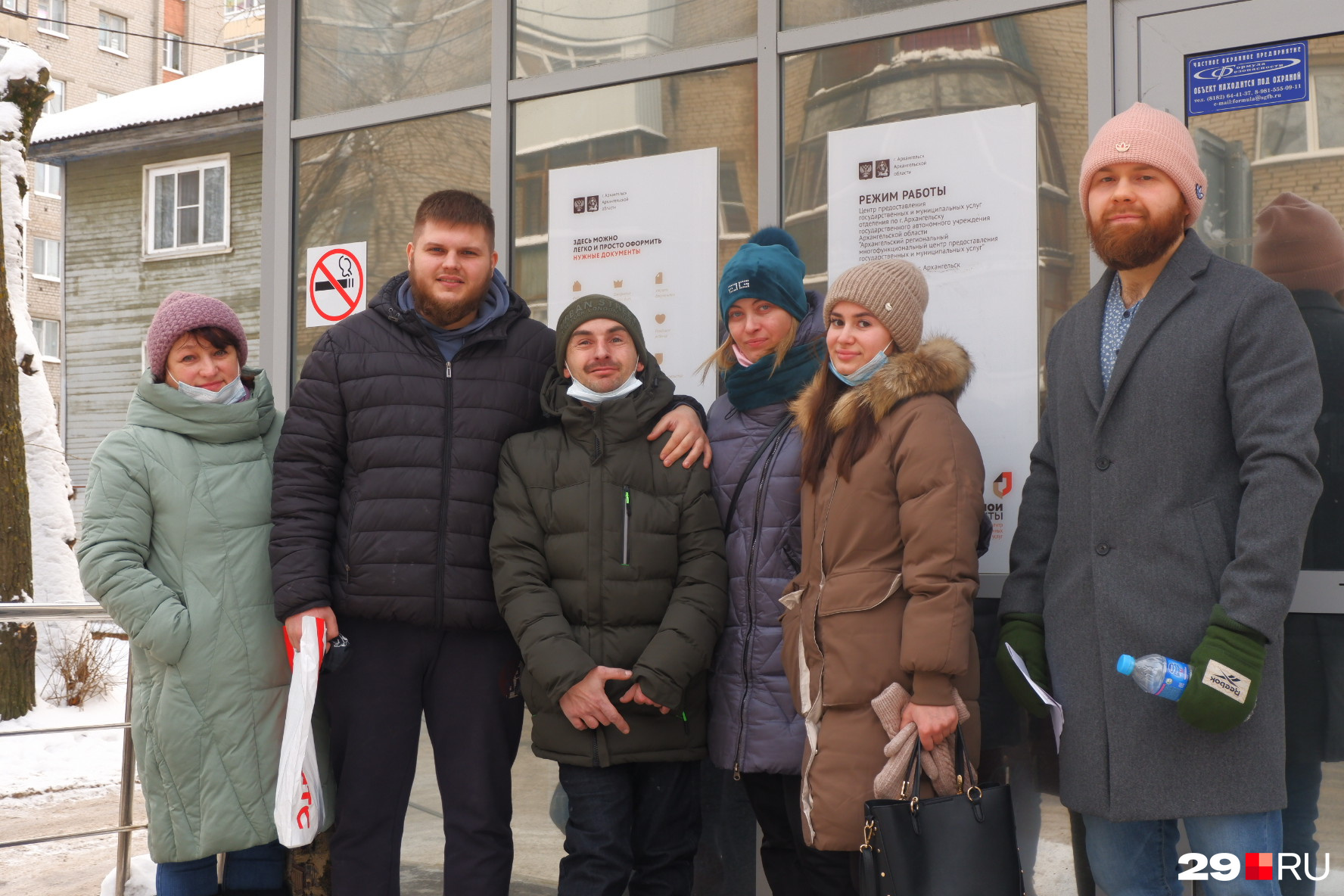 Счастливый Артём и волонтеры из Архангельска, которые помогают ему переехать в новое жилье Счастливый Артём и волонтеры из Архангельска, которые помогают ему переехать в новое жилье