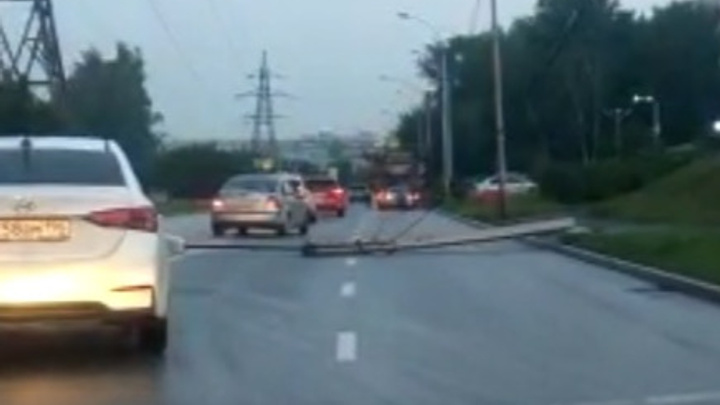 На Московской упал фонарь. Он лежит поперек дороги и мешает ездить машинам