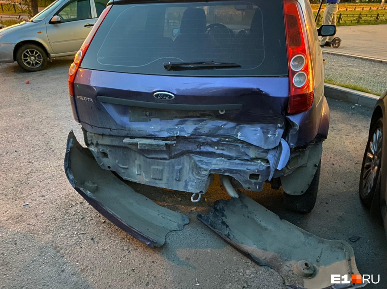 Вот так выглядит Ford Fiesta после аварии Вот так выглядит Ford Fiesta после аварии