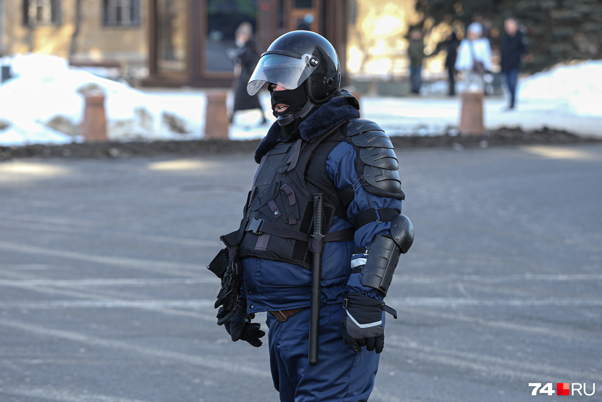 Сотрудники полиции выставлены друг от друга буквально в нескольких шагах Сотрудники полиции выставлены друг от друга буквально в нескольких шагах