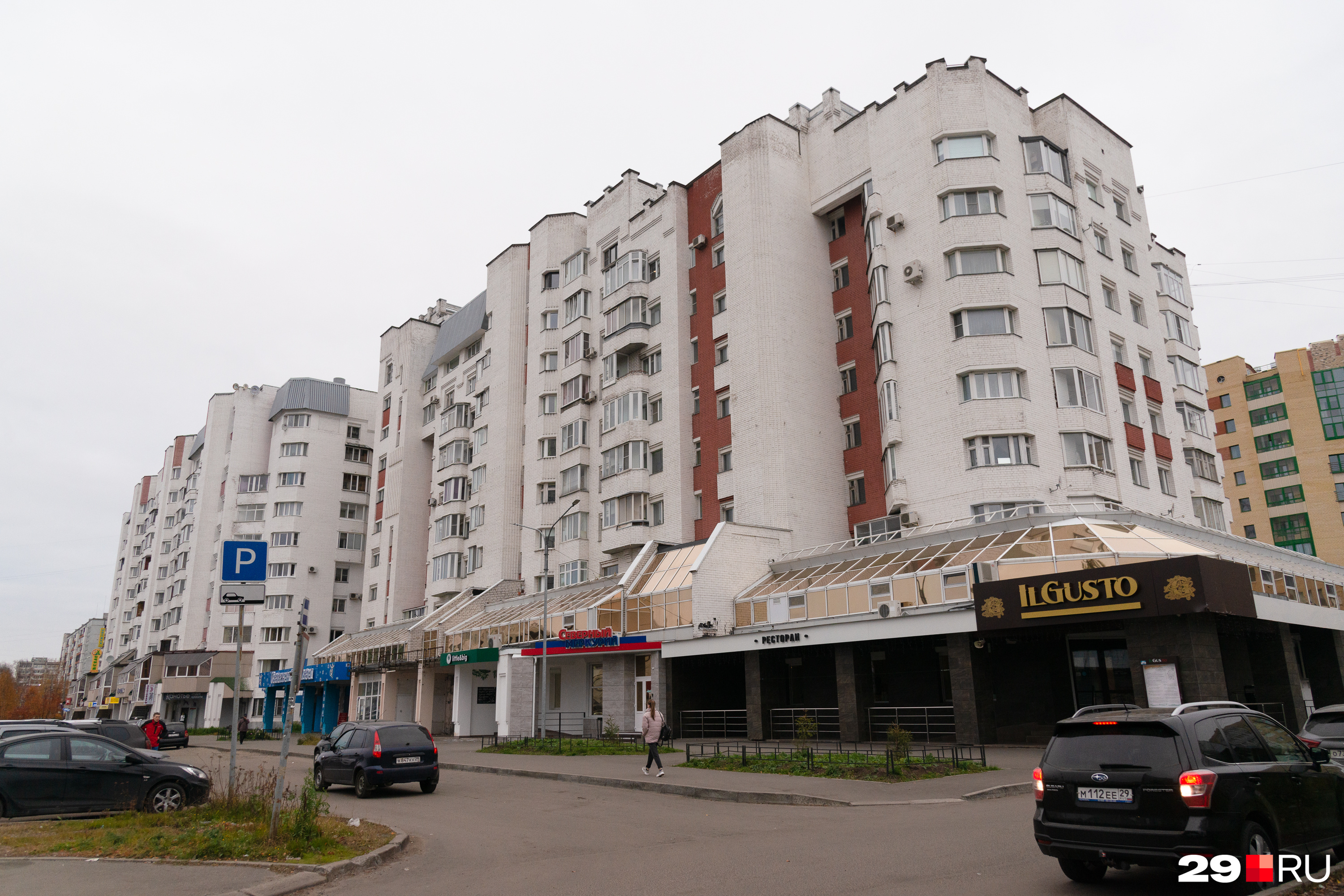 По дому на улице Выучейского в Архангельске видно, что если на проект не жалели денег, в нем обязательно появлялись многочисленные архитектурные изыски во вкусе строителей той поры