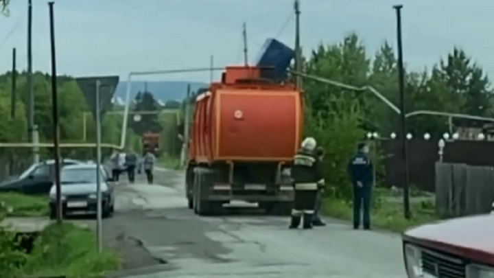 На Урале мусоровоз снес трубу, оставив без газа жителей микрорайона
