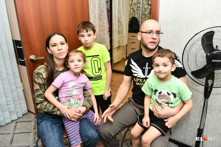 Семья Доргоевых из Екатеринбурга не смогла сразу договориться с банком, и квартиру продали на торгах. От выселения их спас местный олигарх после того, как история попала в СМИ