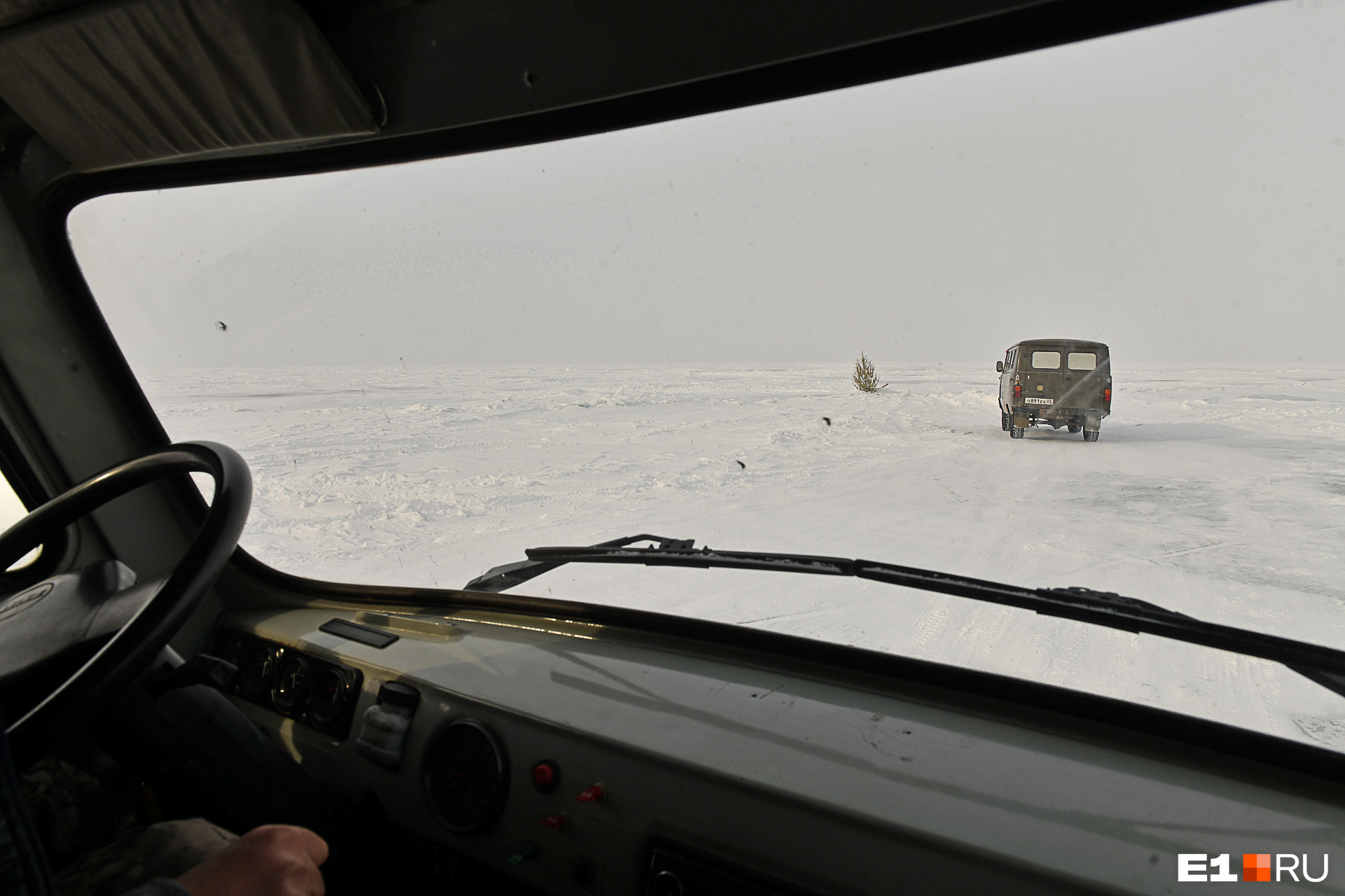 Дороги на Байкале размечены вешками — сосенками, воткнутыми прямо в лед для ориентира
