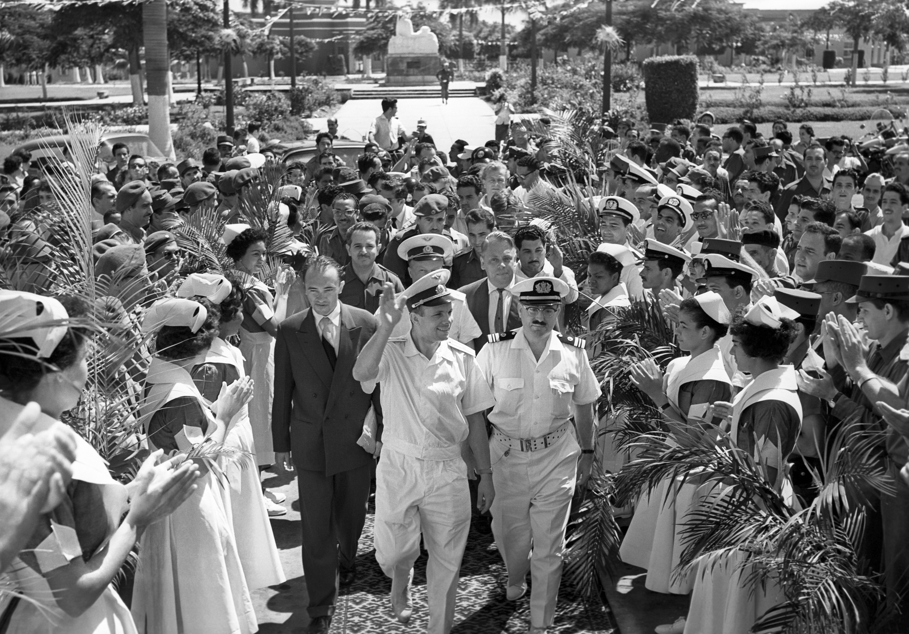 Юрия Гагарина тепло приветствуют кубинцы Гаваны. <nobr class="_">Авт. В. Соболев</nobr>