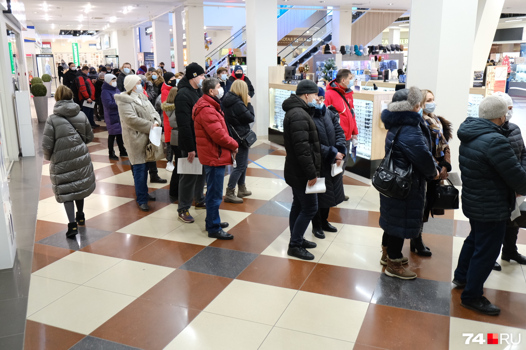 Одни еще старались соблюдать в ней социальную дистанцию Одни еще старались соблюдать в ней социальную дистанцию