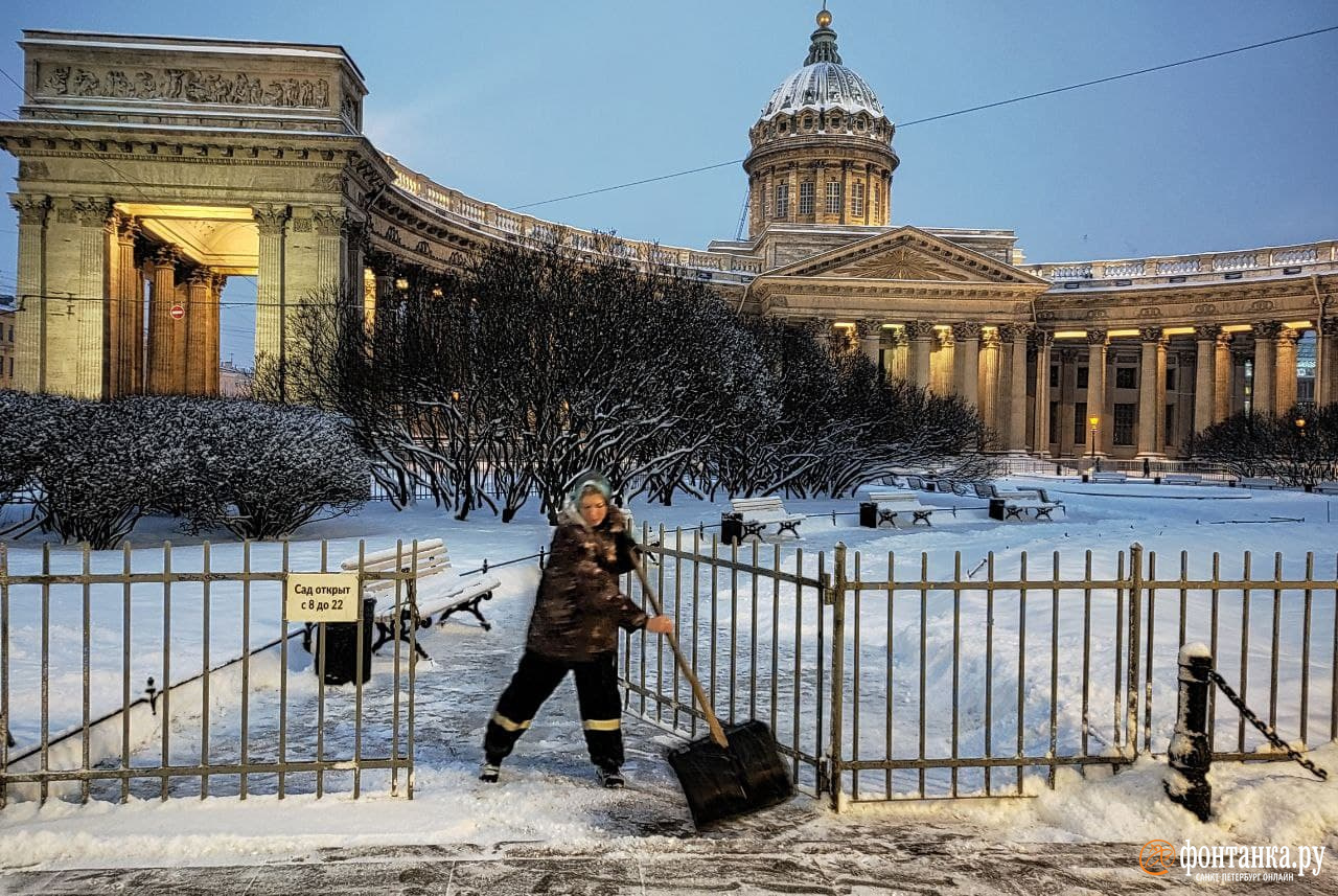 Воздух где идет в спб. Фонтанка в снегу. По Санкт Петербургу идет. Старый город Питер в снегу в апреле.
