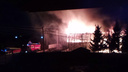 В поселке Юный Ленинец загорелись два жилых <nobr class="_">дома —</nobr> пожар попал на видео