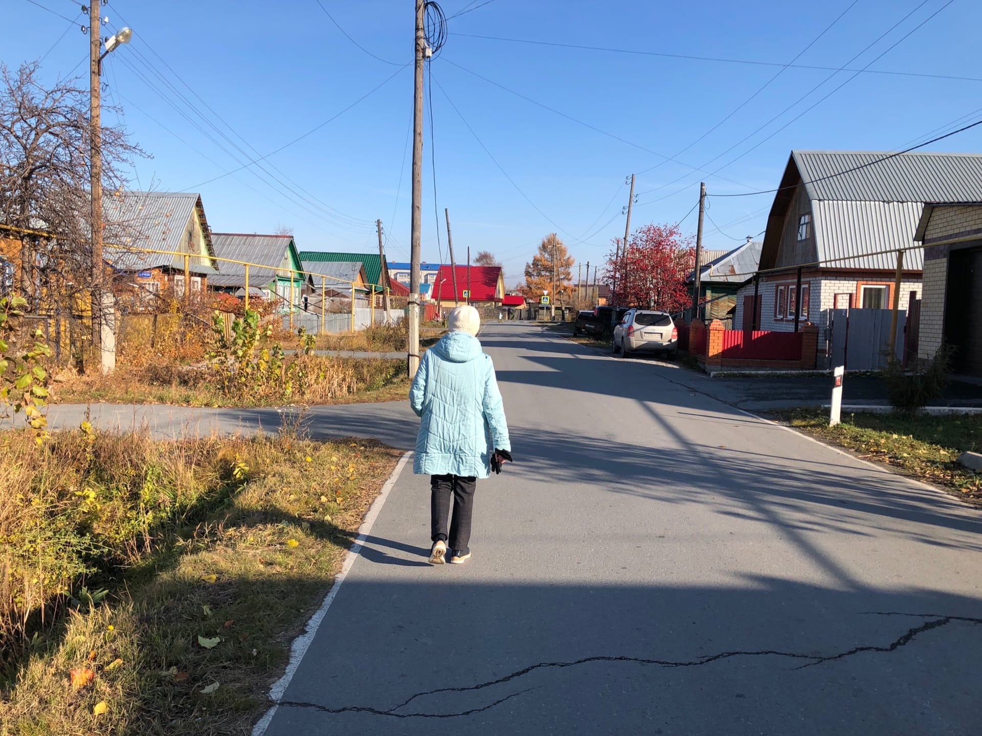 Жители поселка спокойно передвигаются по улице, очаг птичьего гриппа — на фабрике. Там живут, со слов местных, несколько работников Жители поселка спокойно передвигаются по улице, очаг птичьего гриппа — на фабрике. Там живут, со слов местных, несколько работников