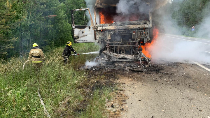 На трассе под Екатеринбургом дотла сгорел грузовик