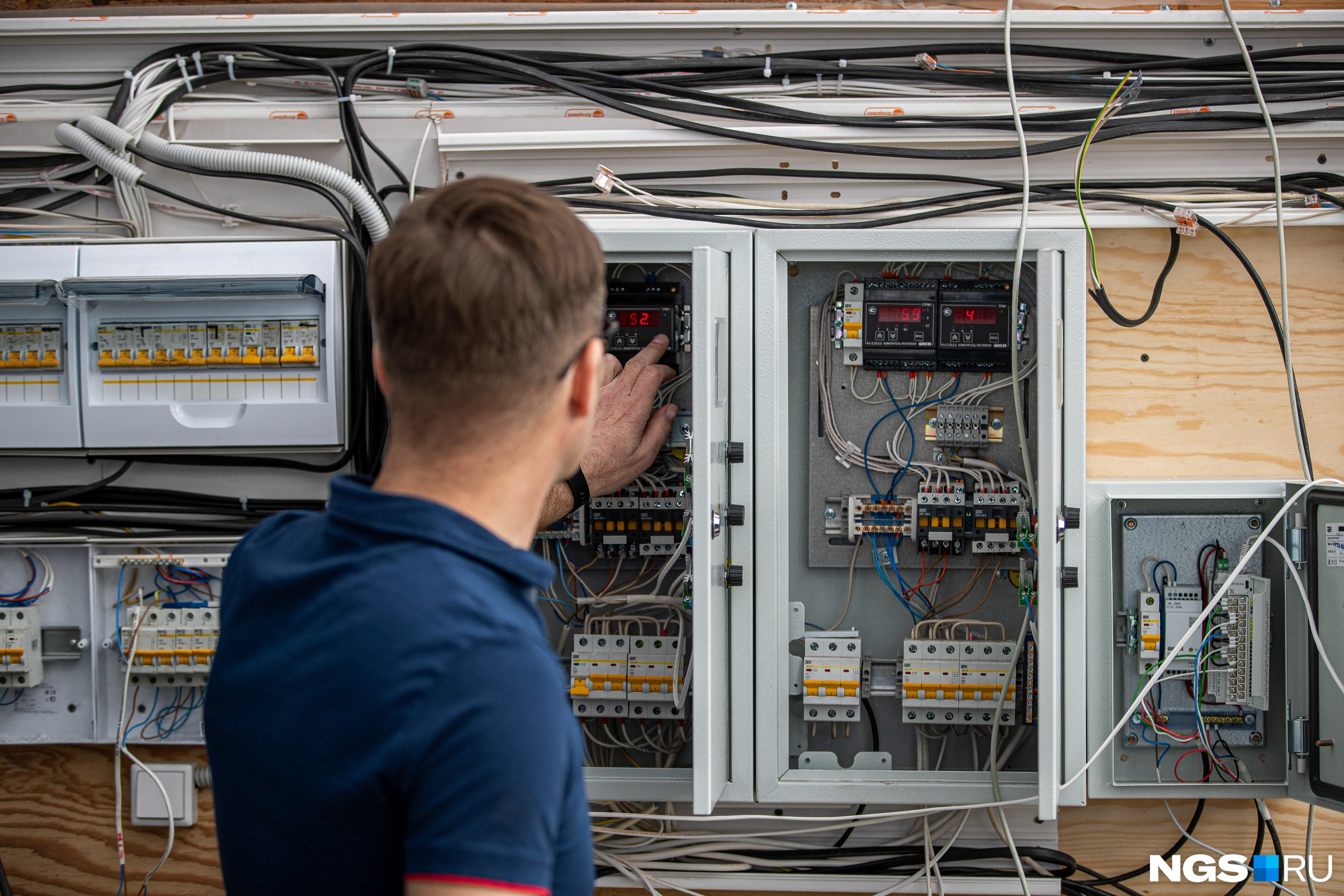 Так внушительно смотрится система микроклимата в теплицах Александра