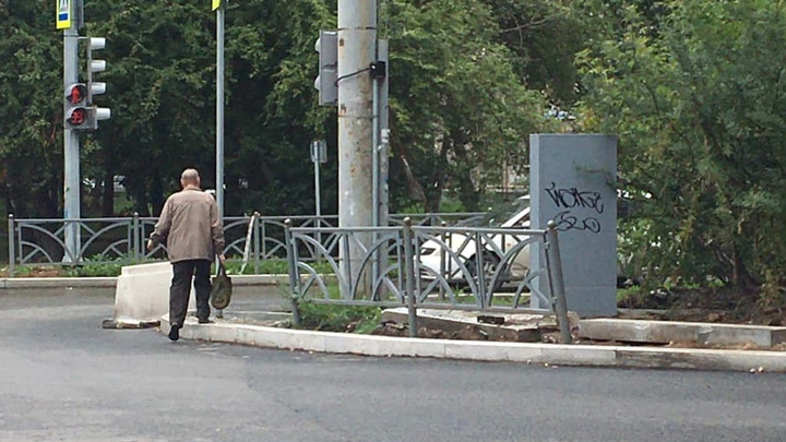 На Уралмаше построили пешеходный переход, ведущий в столб и забор: видео