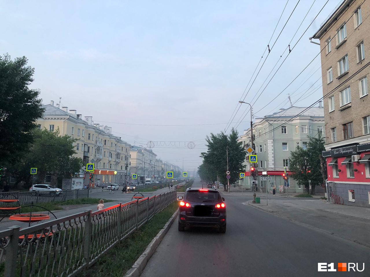 В городе все затянуто серой дымкой В городе все затянуто серой дымкой