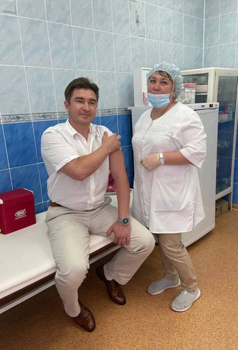 Ректор ЧелГУ Сергей Таскаев поставил прививку в самом вузе — там работали выездные бригады медиков