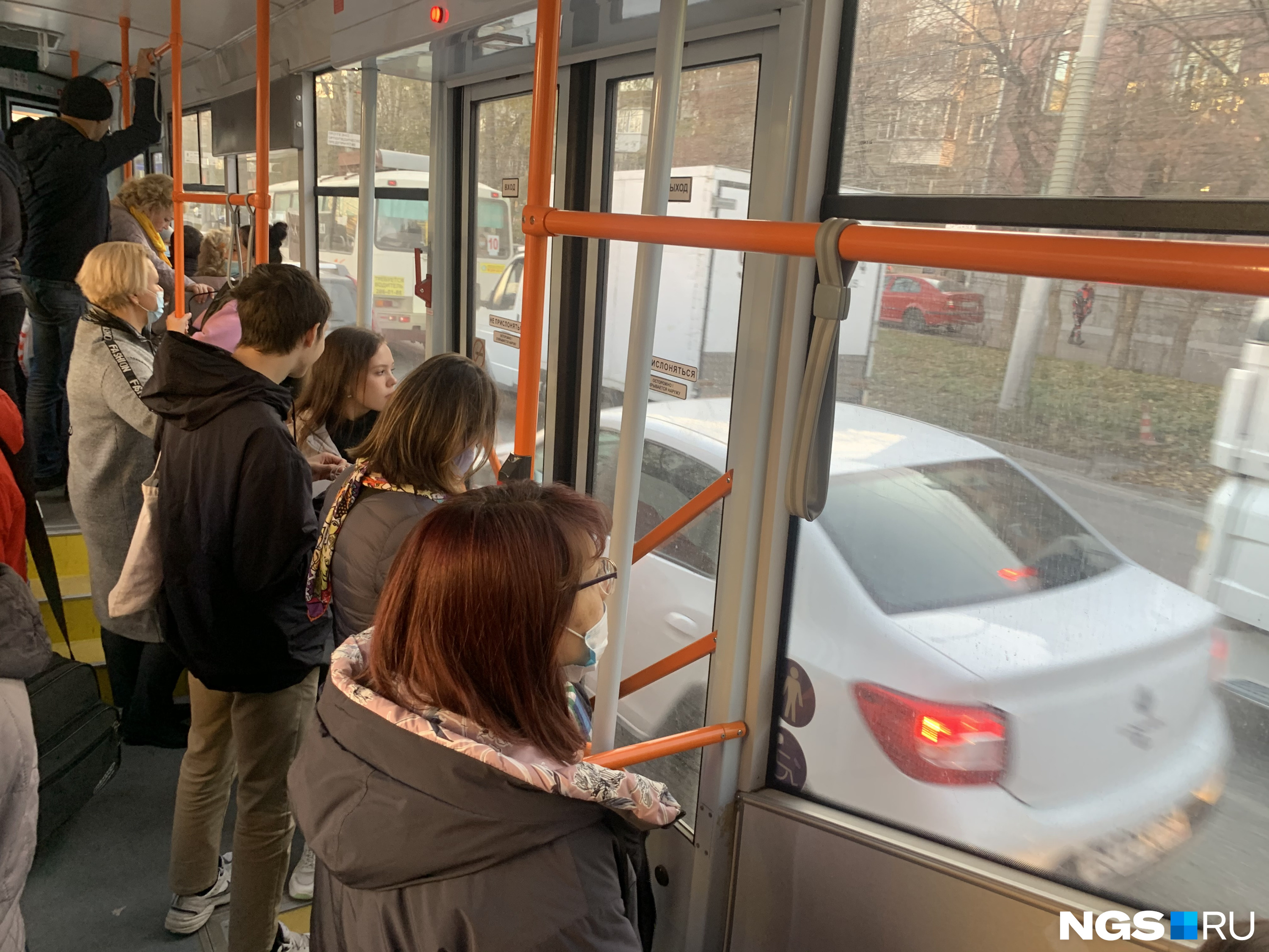 Пассажиры смотрят на пробку