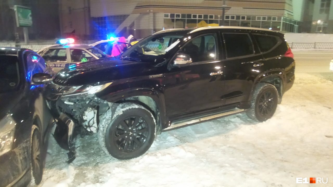 Владелец Nissan, стоящего у «СМАКа», появился на месте происшествия позже, он работает на хлебокомбинате Владелец Nissan, стоящего у «СМАКа», появился на месте происшествия позже, он работает на хлебокомбинате