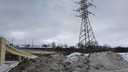 В Ярославле у Добрынинского моста свалили огромную кучу грязного снега