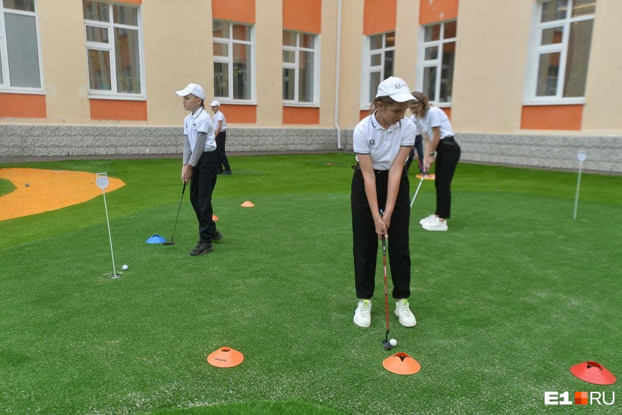 Теперь школьники могут научиться орудовать клюшками для гольфа