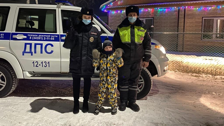 На Урале полицейские в честь праздника прокатили маленького мальчика на своей машине