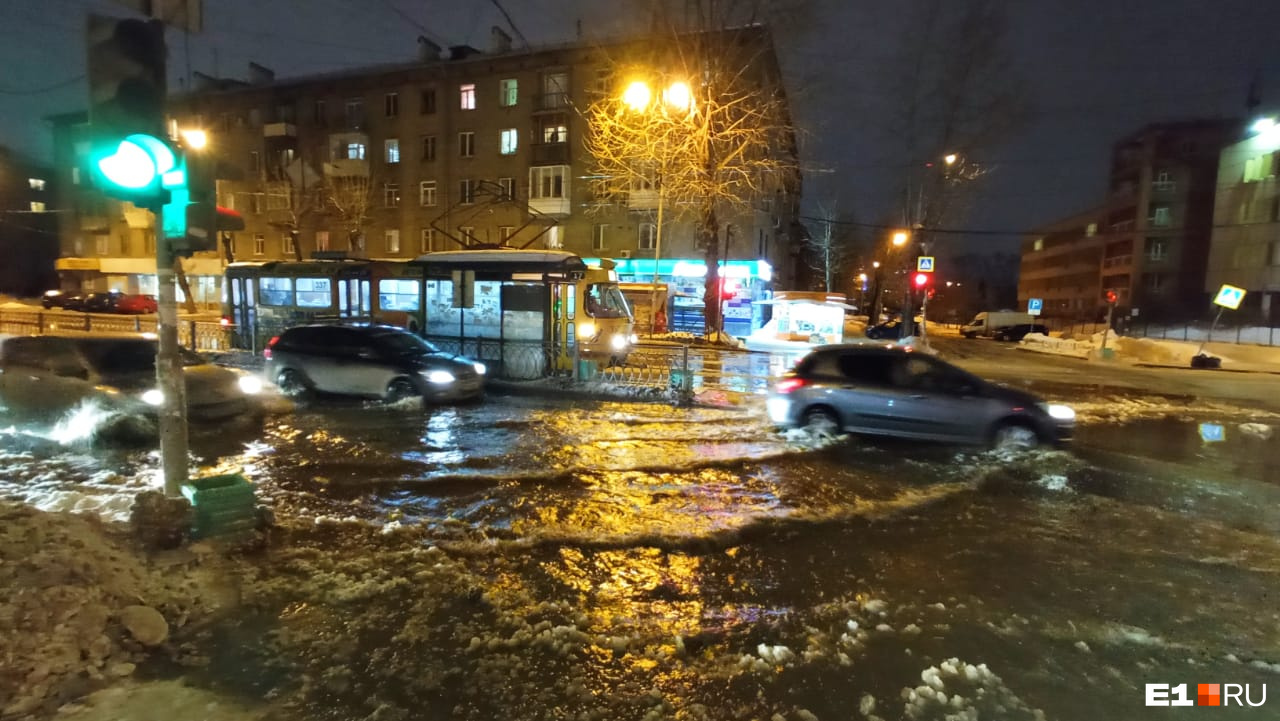 Уральский прорыв екатеринбург. Прорыв трубы в Екатеринбурге. Щербакова затопило Екатеринбург. ШКЗ Екатеринбург затопило. Куйбышева затопило Екатеринбург.