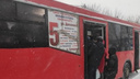 «Престиж профессии упал»: мэрия и перевозчик объяснили, почему люди не могли влезть в автобус на Фадеева в час пик