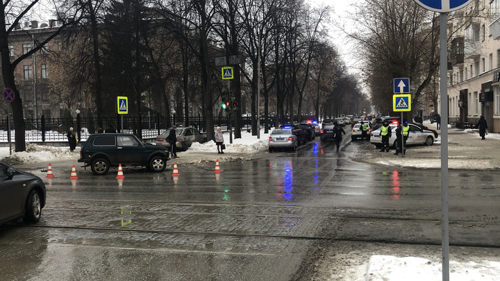 «Ребенок пострадал, 73-летняя пассажирка в коме». В центре Екатеринбурга столкнулись «Нива» и Toyota