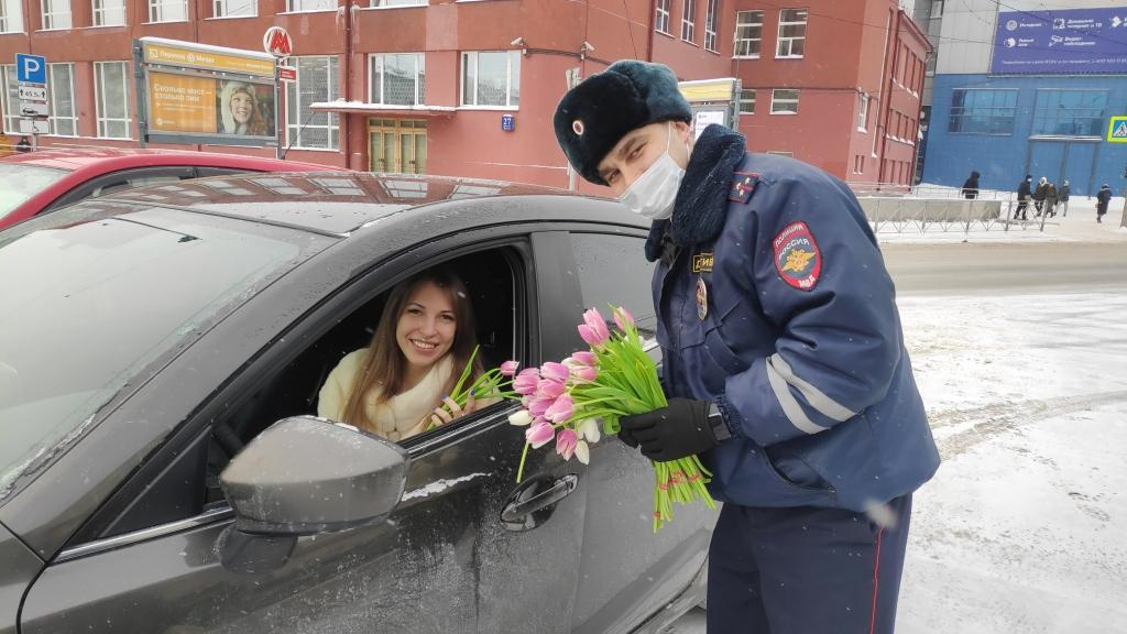 А так сотрудники новосибирской ГИБДД поздравляли женщин с приближающимся праздником