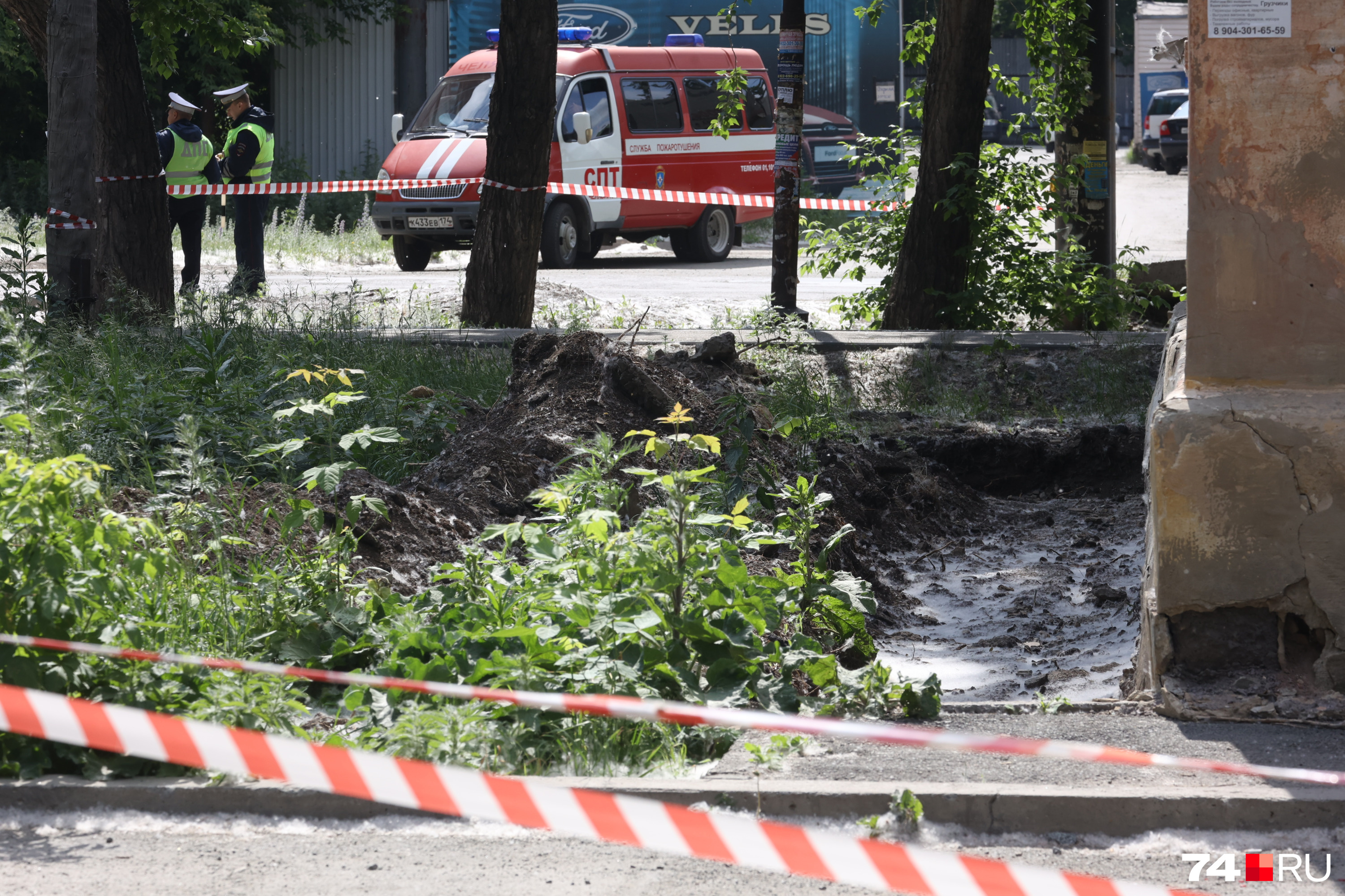Как утверждают жильцы, стена начала деформироваться, когда возле фундамента рабочие стали рыть траншею Как утверждают жильцы, стена начала деформироваться, когда возле фундамента рабочие стали рыть траншею