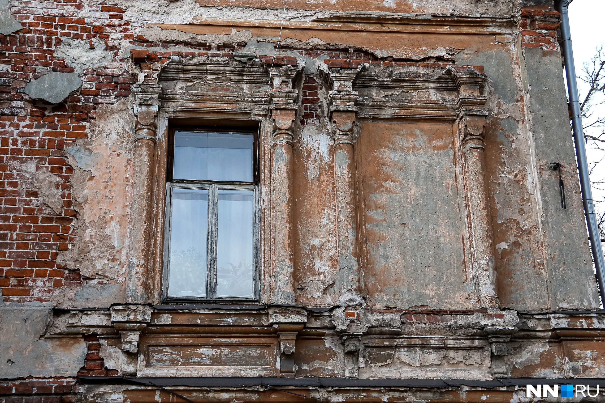На некоторых окнах еще сохранились остатки старинной лепнины, но большая часть декора уже осыпалась вниз