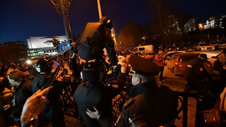 «Полиция фантастически переобулась». Силовики задержали организаторов митинга в Екатеринбурге и составили на них протоколы