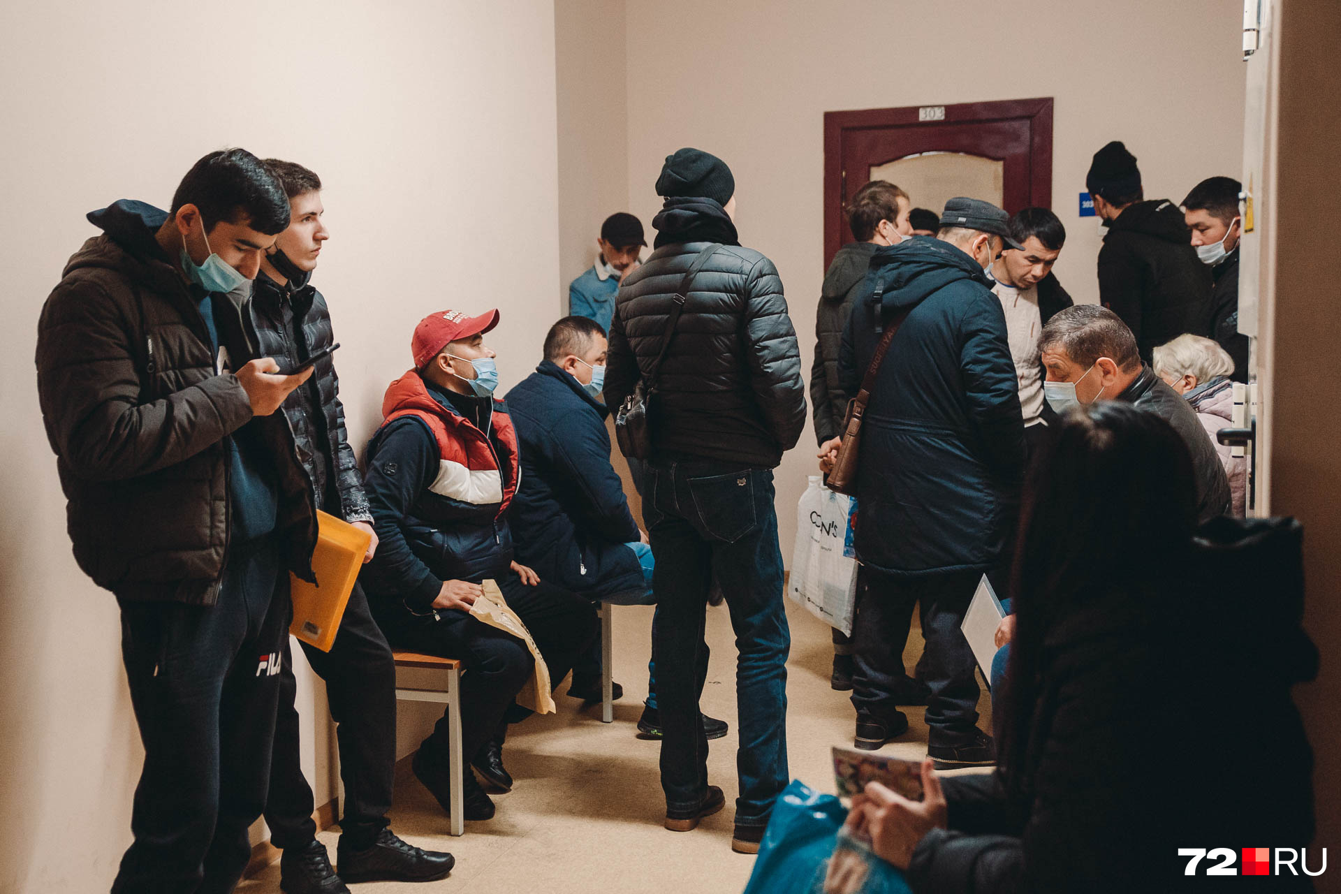 Иностранцы заходят в кабинеты строго по списку, который есть на тетрадном листке Иностранцы заходят в кабинеты строго по списку, который есть на тетрадном листке