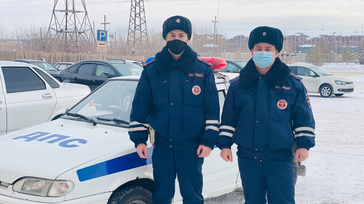 На Урале полицейские помогли мужчине с двумя детьми, лишившемуся дома во время пожара