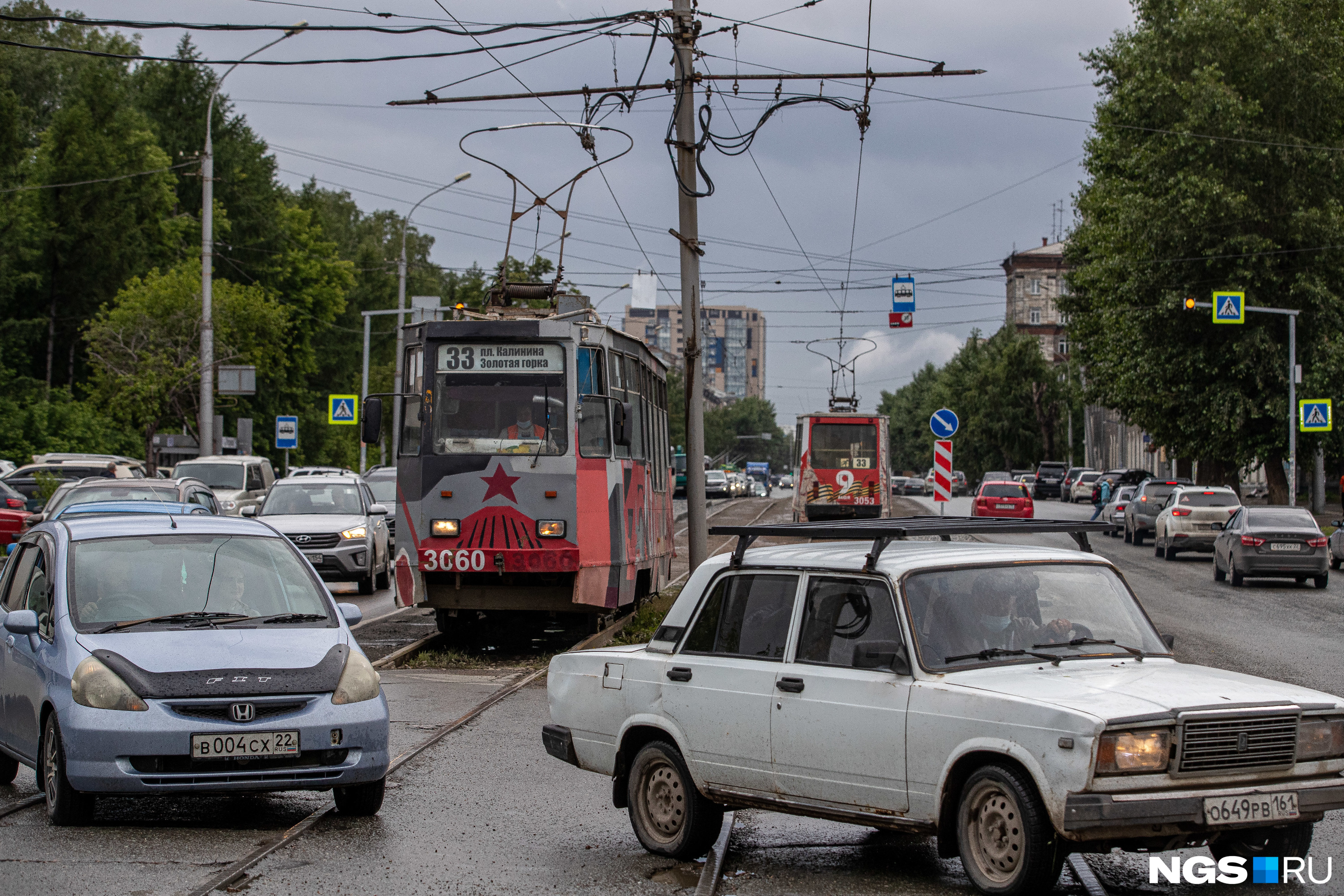 Пробку на проспекте Дзержинского усугубляют и припаркованные вдоль улицы автомобили. Чтобы расширить проезд, парковку хотят запретить хотя бы в районе новых остановочных платформ трамвая